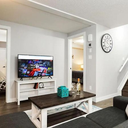 Modern Executive Suite I Complimentary Netflix & Parking! Edmonton Kültér fotó