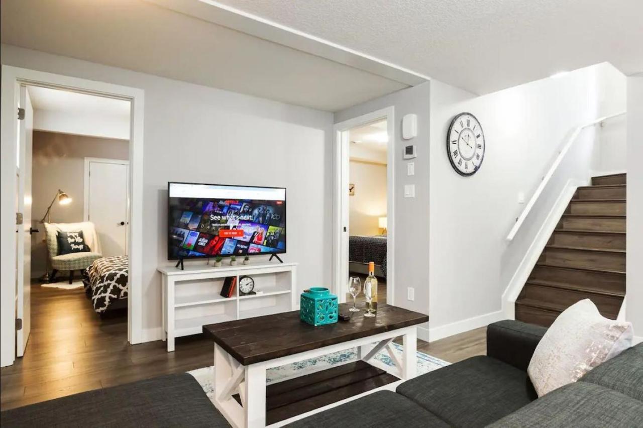 Modern Executive Suite I Complimentary Netflix & Parking! Edmonton Kültér fotó