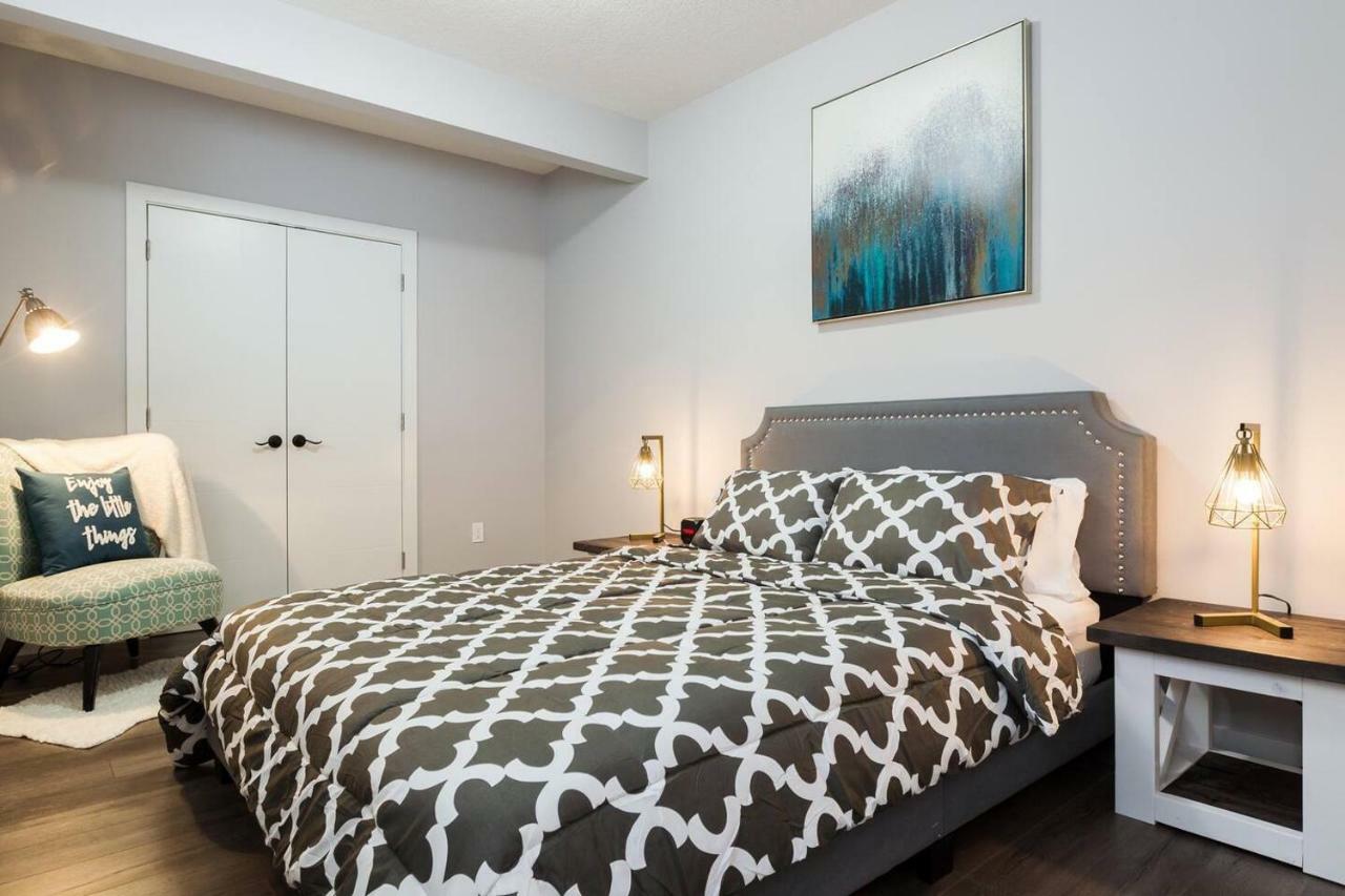 Modern Executive Suite I Complimentary Netflix & Parking! Edmonton Kültér fotó